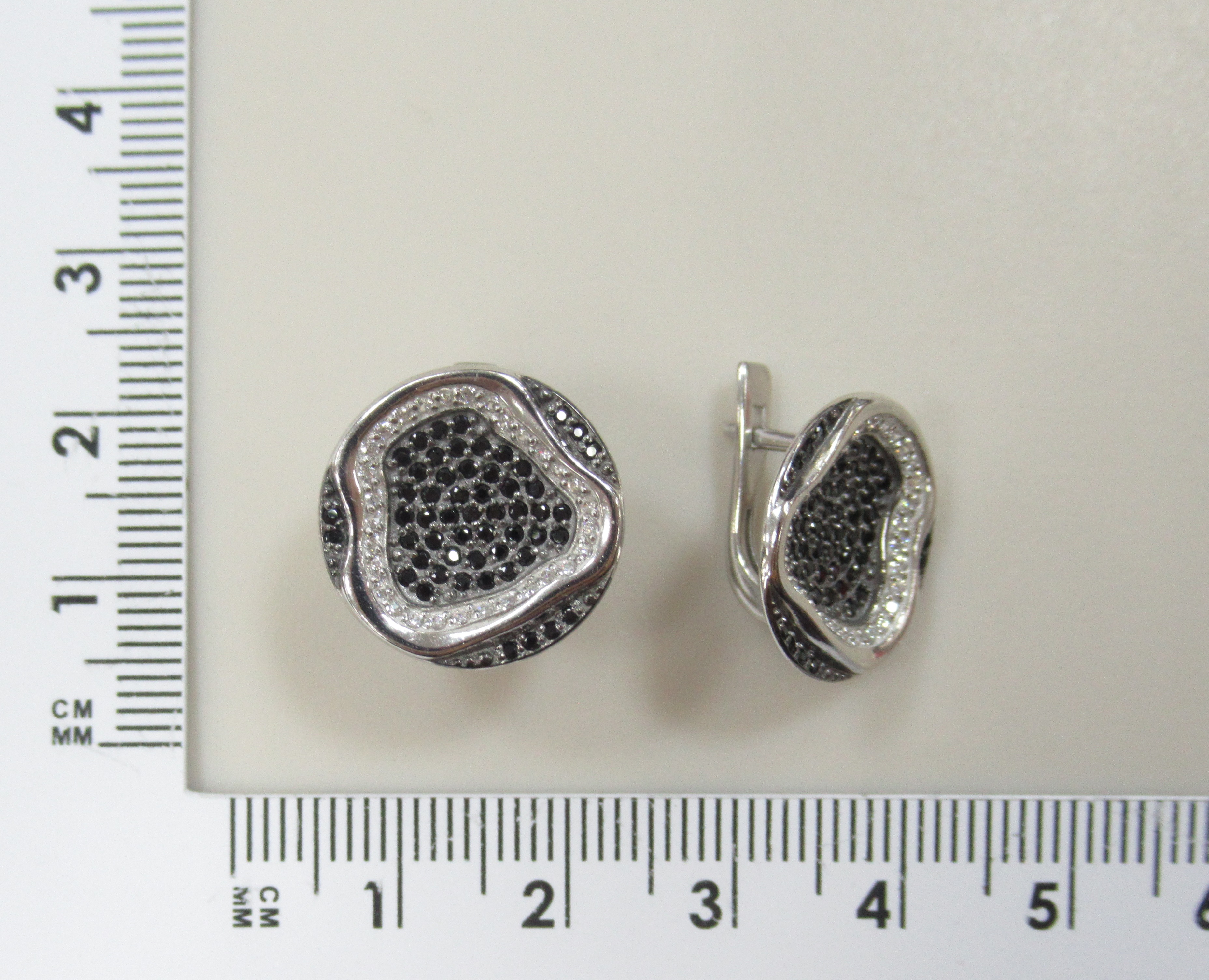 Серебряные серьги со шпинелью